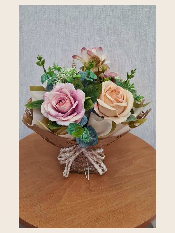 Florata buquê pastel com rosas champagne, beges e cremes