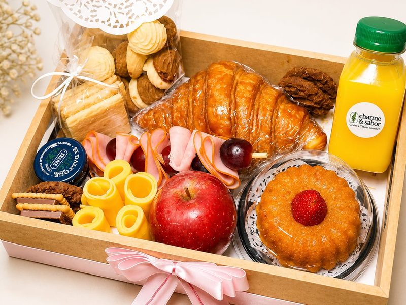 Cesta Bandeja Doce Despertar com queijo, charcutaria, frutas e croissant