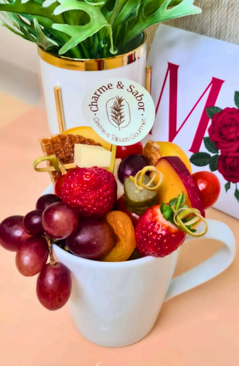 Caneca Gourmet com queijos, peito de peru, frutas e nuts